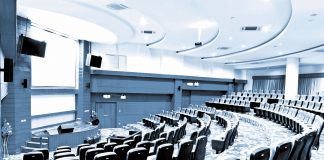 Partir d'une page blanche pour imaginer une scénographie où les lieux et discours rentrent en écho.