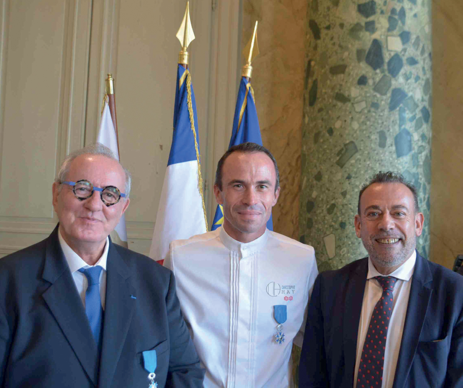 Christophe Hay, fait Chevalier de l’Ordre National du Mérite en 2020, entouré de Maurice Leroy et Marc Gricourt, Maire de Blois