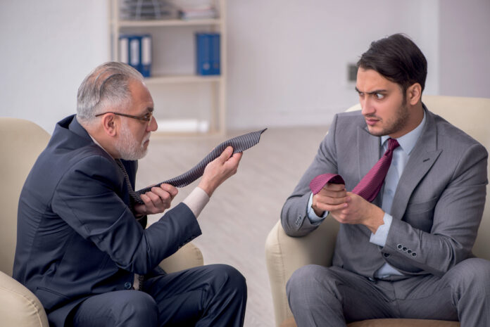 Two,Businessmen,Discussing,Project,At,Workplace candidats