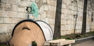 Des enfants, femmes et hommes dorment encore dans la rue