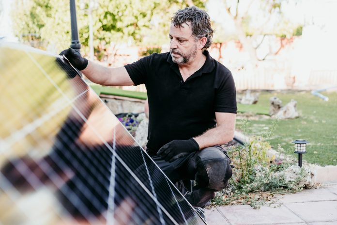 Mature,Technician,Man,Checking,Solar,Panels,For,Self,Consumption,Energy. Vers des reconversions vertes ? Comment les encourager ?