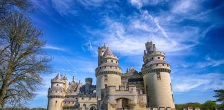 Parmi les 45 000 châteaux de France, certains sont incontournables, d’autres insolites, ou simplement peu connus. Ici le château de Pierrefonds (Oise)