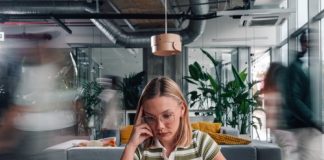 Une salariée pratique le « jomo »