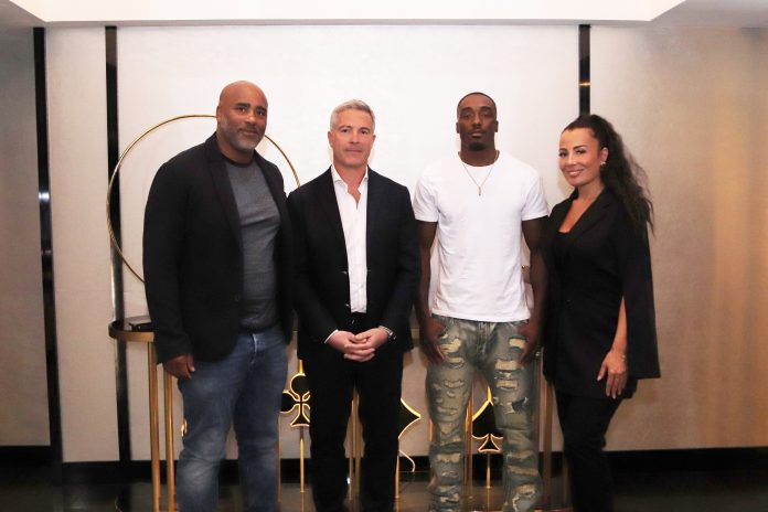 Issa Samake, Sébastien Tranchant, Bakary Samake et Mélody Vauzelle pour le partenariat entre Samake Promotion ( qui produit des événements de boxe) et Paris Élysées Club.
