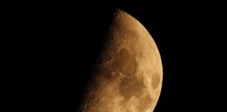 Hubble devient le symbole de cette force profondément humaine qui refuse les limites, de ce besoin irrépressible d’aller voir plus loin, même lorsque chaque réponse ouvre de nouvelles zones d’ombre. 