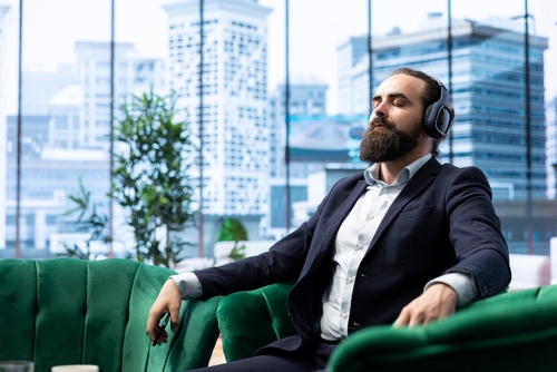 Director,Pauses,For,A,Moment,Of,Calmness,Listening,To,Meditation Biohacking en entreprise