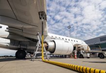 Le secteur de l'aviation pollue. Pour y remédier, les entreprises expérimentent le carburant de synthèse.