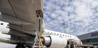 Le secteur de l'aviation pollue. Pour y remédier, les entreprises expérimentent le carburant de synthèse.