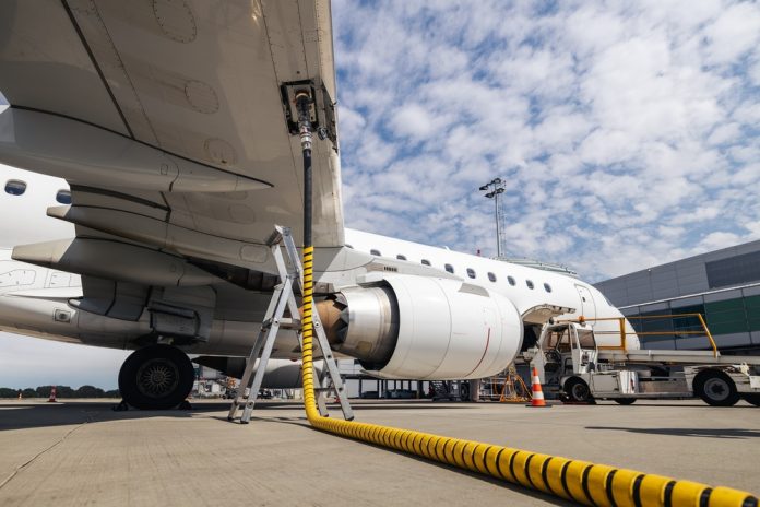 Le secteur de l'aviation pollue. Pour y remédier, les entreprises expérimentent le carburant de synthèse.