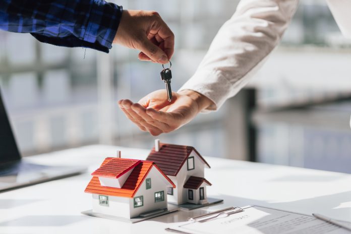 The,Real,Estate,Agent,Hands,The,Customer,The,Keys,To Merci Chouchou