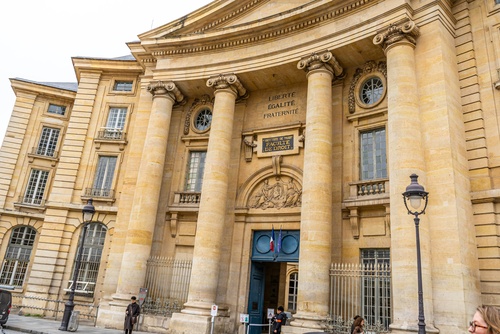 France,,Paris,-,October,29,,2025:,Facade,Of,The,Faculty Réformer l'école ?