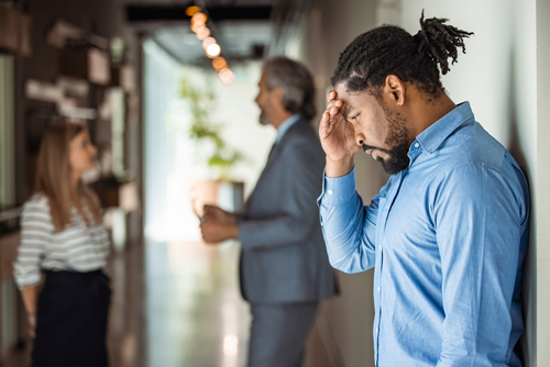 Male,African,American,Office,Worker,Reacts,Negatively,To,Bad,News. Discrimination à l'emploi