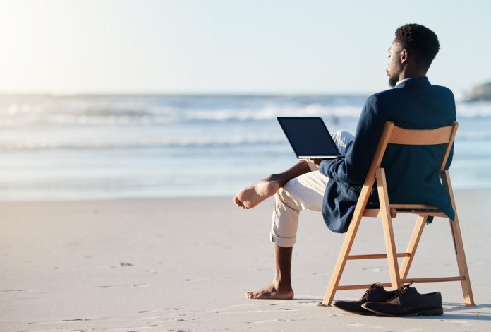 Beach,Vacation,,Work,Travel,And,Black,Man,Doing,Business,On Travail pieds nus