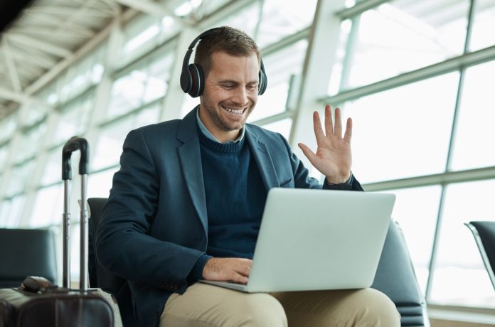 Computer,Call,,Wave,And,Business,Man,At,An,Airport,In Dirigeants et vacances
