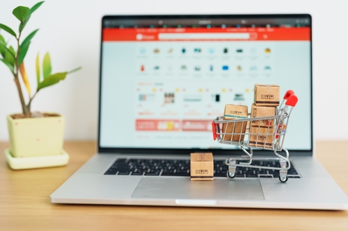 Boxes,With,Shopping,Cart,On,A,Laptop,Computer.,Online,Shopping, Consommer autrement