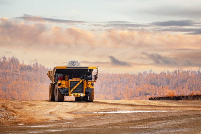 Banner,Open,Pit,Mine,Industry,,Big,Yellow,Mining,Truck,For Indispensables à la souveraineté industrielle française, les chaînes d’approvisionnement des minerais critiques se portent pourtant mal.
