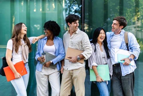 Portrait,Of,University,Student,Group,Enjoying,Community,Life,On,Campus. Les mots des étudiants en disent beaucoup sur leur perception de l'avenir
