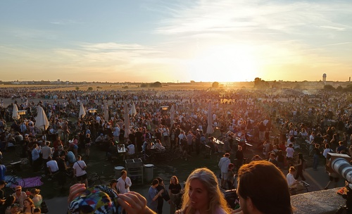 Berlin,,Germany,-,August,12,,2026:,People,Gather,At,Tempelhofer Éclipse solaire et conséquences sur nos yeux