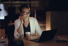 Vie de bureau : le blurring Employé travaillant de nuit