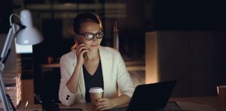 Employé travaillant de nuit