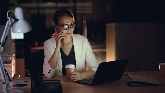 pexels-silverkblack-36713413 Employé travaillant de nuit