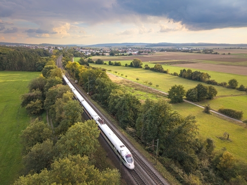 A,High-speed,Train,Travels,Through,Lush,Green,Countryside,With,A Le train et l'Europe
