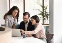 Employé qui s'entraide