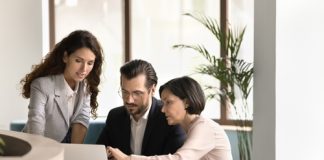 Employé qui s'entraide