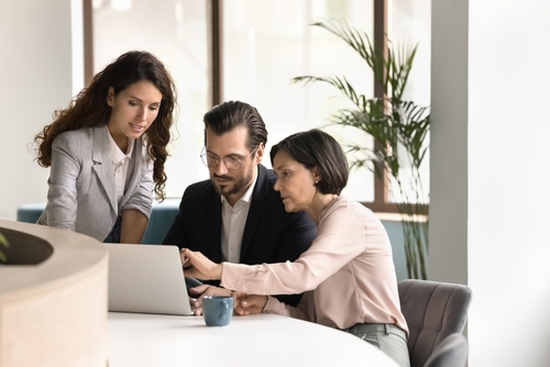 shutterstock_2702711273 Employé qui s'entraide