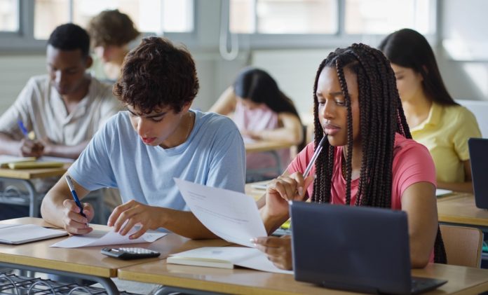 Publié tous les trois ans par l’OCDE, le classement PISA permet d'évaluer les compétences des élèves de 15 ans. Et la France fait pâle figure...