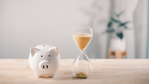 Hourglass,With,Piggy,Bank,And,Saving,Money,To,Reduce,Company Épargne et retraite