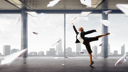 Dancing,Businesswoman,In,Office Leader, l'importance de la danse !