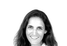 « Reprendre une entreprise avec un existant solide, la valoriser et la faire évoluer » Delphine Desaulles Après un parcours dans le luxe et le conseil, elle a décidé de reprendre une entreprise. Accompagnée par la CCI Paris Île-de-France, elle a repris l’Atelier K2M, spécialisé dans la tapisserie d’ameublement sur mesure.