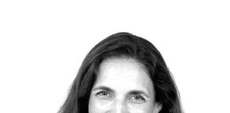 Delphine Desaulles Après un parcours dans le luxe et le conseil, elle a décidé de reprendre une entreprise. Accompagnée par la CCI Paris Île-de-France, elle a repris l’Atelier K2M, spécialisé dans la tapisserie d’ameublement sur mesure.