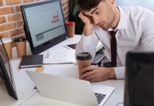 Vie de bureau : le people pleasing Le « people pleasing », ou l’art de « faire plaisir aux autres », est aussi un comportement que l’on retrouve dans le monde du travail.