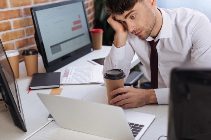 Le « people pleasing », ou l’art de « faire plaisir aux autres », est aussi un comportement que l’on retrouve dans le monde du travail.