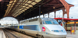 Trains SNCF en gare