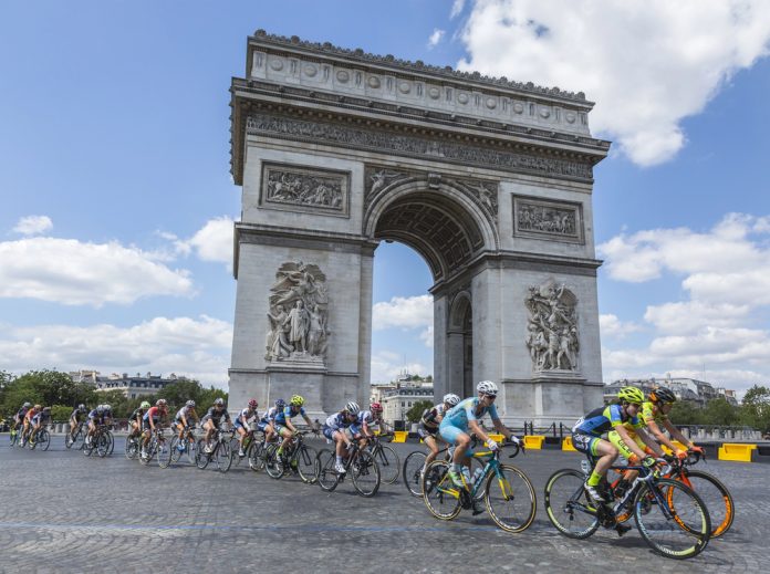 the-feminine-peloton-in-paris-Depositphotos_142814833_S C’est le troisième événement sportif mondial le plus suivi. Le Tour de France.